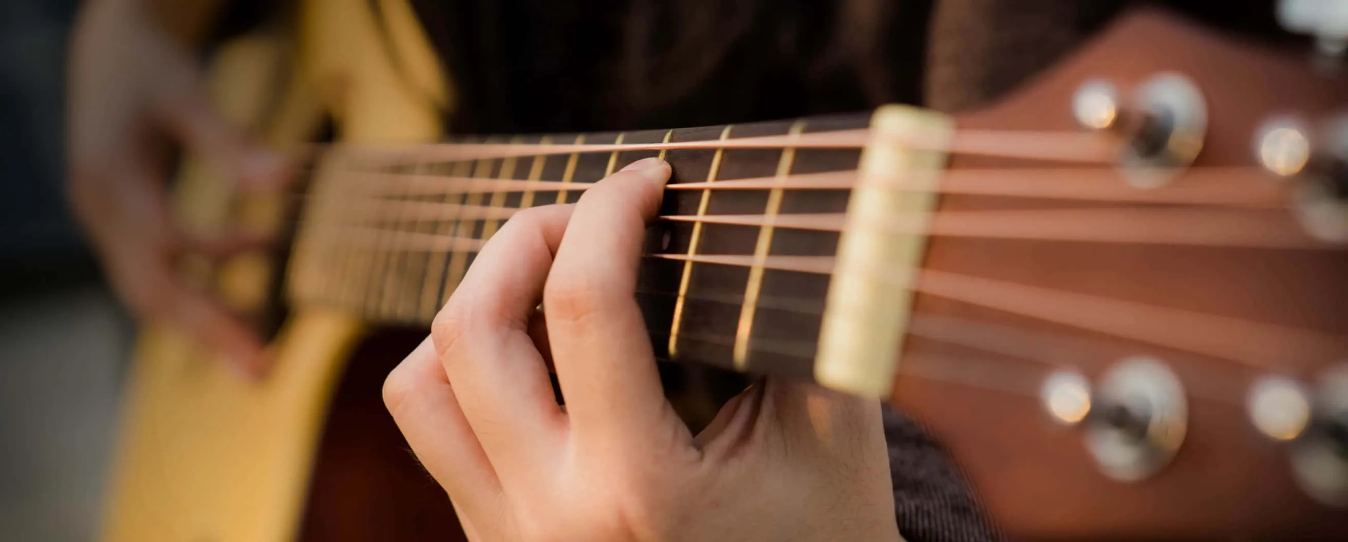 Westerngitarre in Nahaufnahme